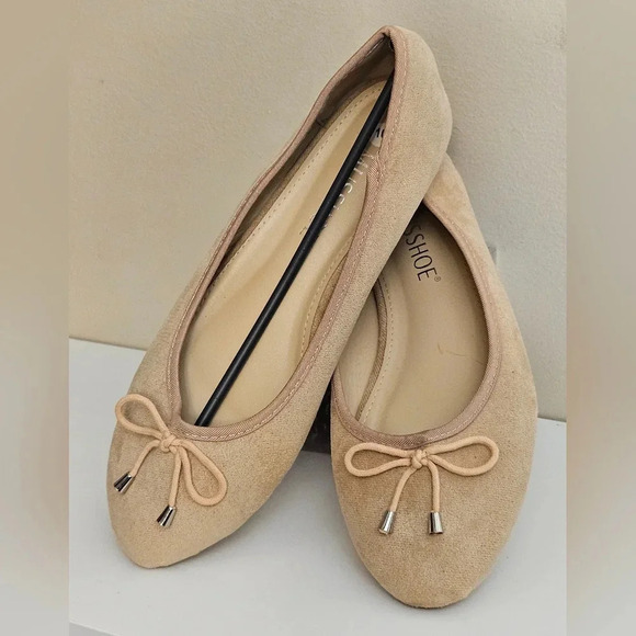 Musshoe bow decor tan flats slip ons - Picture 2 of 9